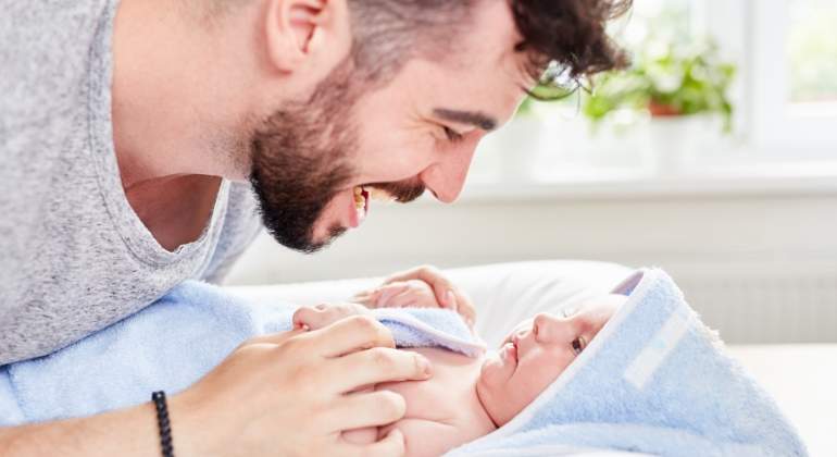 padre-sonriente-bebe-cambiador-dreamstime.jpg