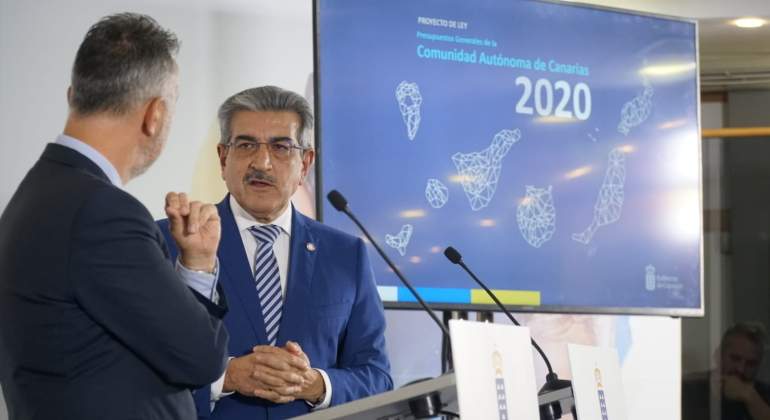 El vicepresidente del Gobierno de Canarias Romn Rodrguez habla con el jefe del Ejecutivo regional ngel Vctor Torres