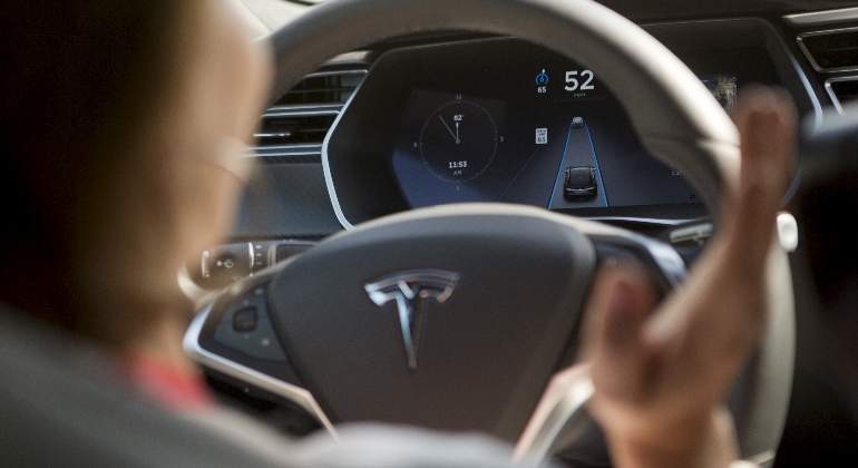 autopilot-tesla-volante-2.jpg