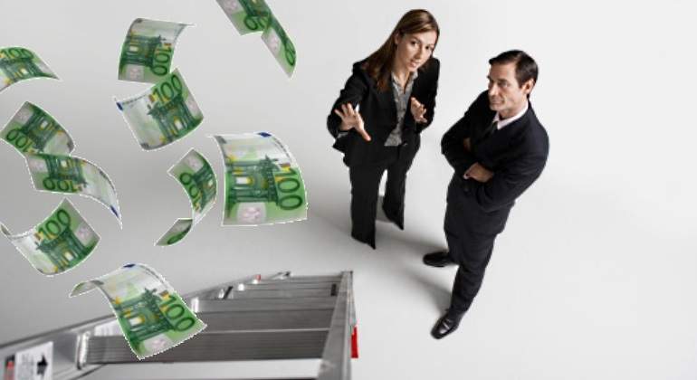 mujer-hombre-escaleras-billetes.jpg