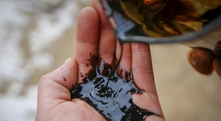 petroleo-mano.jpg