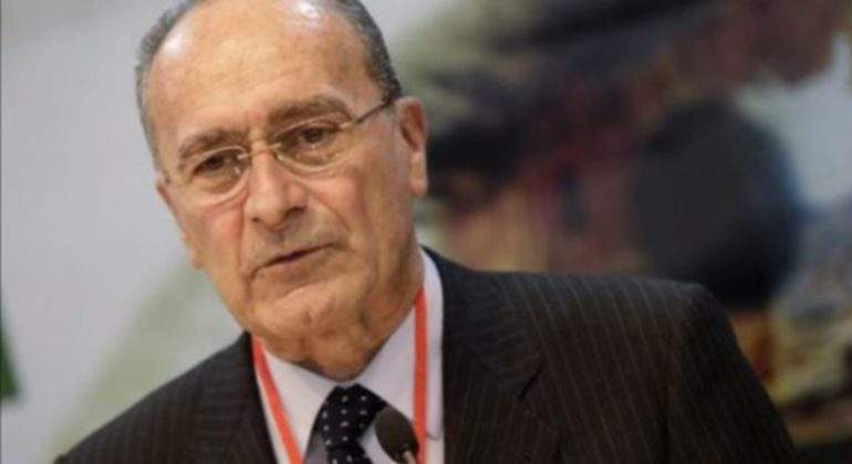 alcalde-malaga-hablar-bajito-ducharse-rapidito.jpg