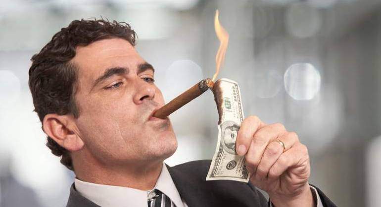 rico-quemar-dinero-dreamstime-1.jpg