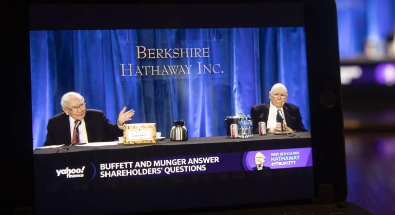 buffett-munger-2021-bloomberg.jpg