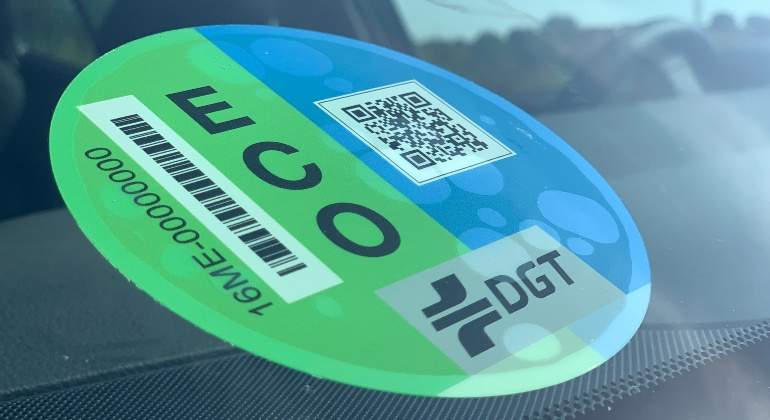 EuropaPress_2672335_etiqueta_eco_direccion_general_trafico_dgt-1.jpg
