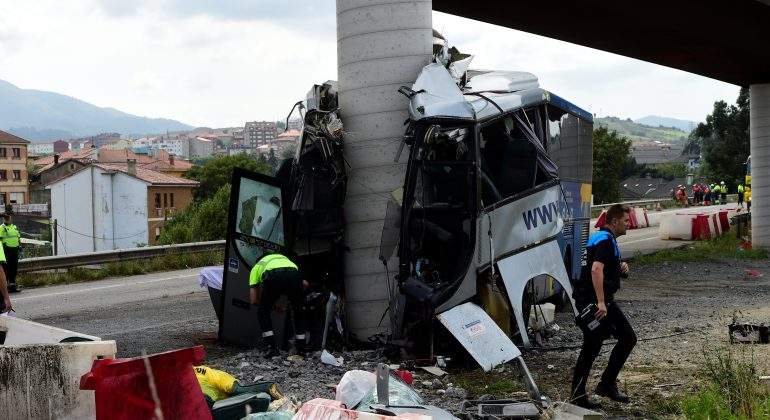 autobus-aviles-estrellado-puente.jpg