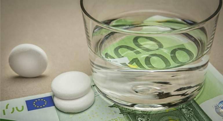 sanidad-vaso-pastillas-euros.jpg
