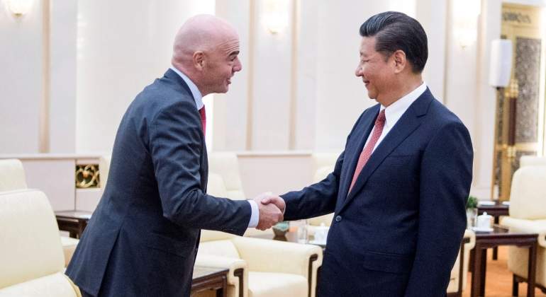 infantino-xijinping-saludo-2017-reuters.jpg