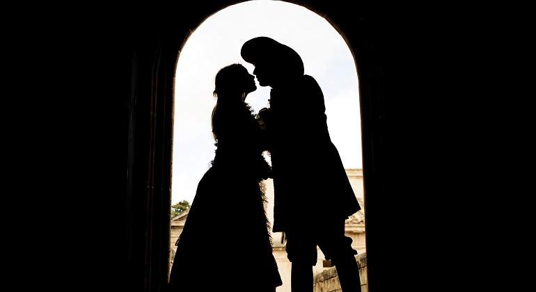 Silueta-de-un-caballero-y-una-damisela-iStock.jpg