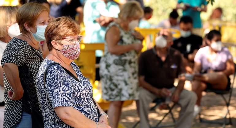 coronavirus-abuelas-parque-sol-reuters.jpg