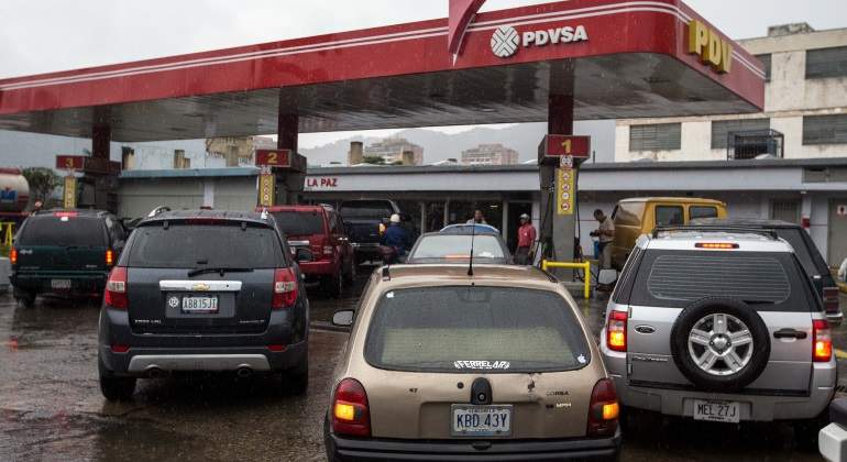 cola-desabastecimiento-coches-gasolinera-pdvsa-venezuela-efe-770x420.jpg