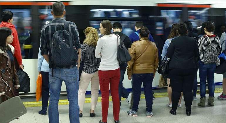 metro-madrid-anden-gente.jpg