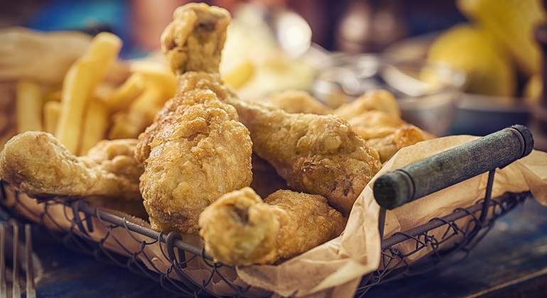 Alas-de-pollo-fritas--puestas-en-un-recipiente-iStock.jpg