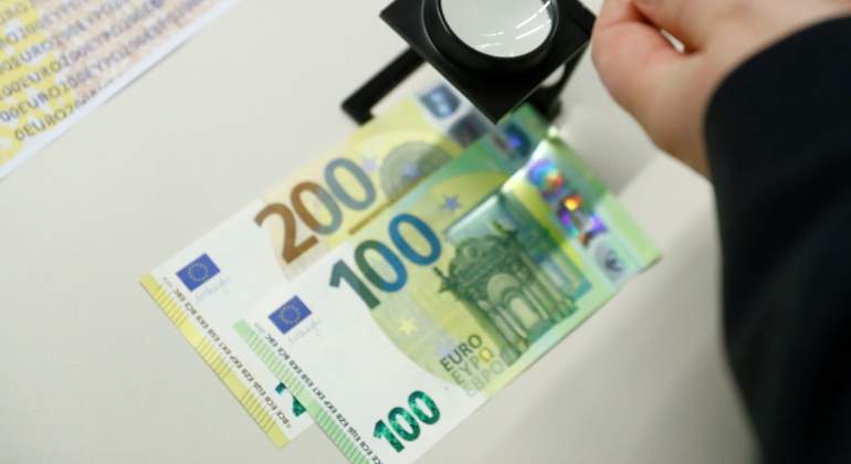 billetes-100-200euros-lupa-BCE.jpg