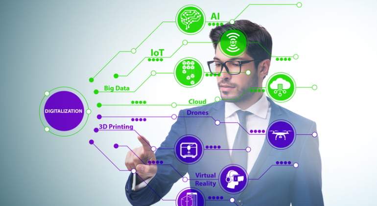 Un hombre con un diagrama de las diferentes tecnologas de la transformacin digital