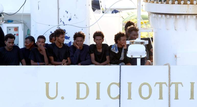inmigrantes-esperan-diciotti-catania-reuters.jpg