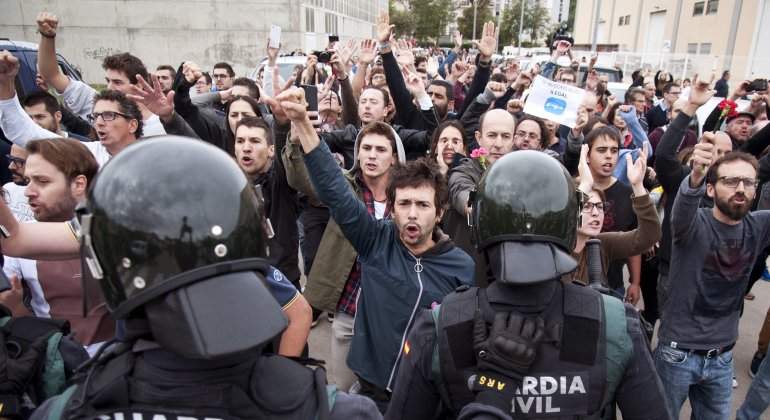 referendum-guardia-civil-enfrentamiento-efe.jpg