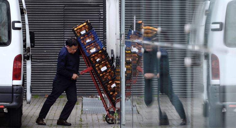 Trabajador autnomo cargando fruta a una camioneta