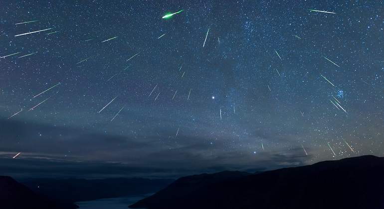 Cielo-estrellado-con-lluvia-de-estrellas-iStock.jpg