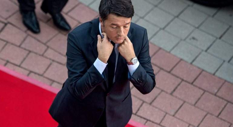 Renzi-dimision-manos-cuello.jpg