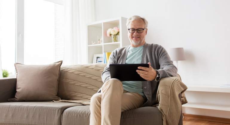 pensionista-tablet-consulta-dreamstime.jpg