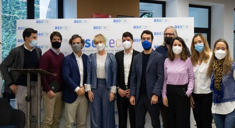 Carme-Artigas-y-representantes-de-escuelas-de-Asottech-17-de-marzo-2022-2.jpg