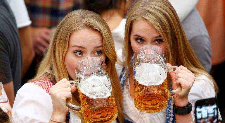 oktoberfest-cerveza-chicas.jpg