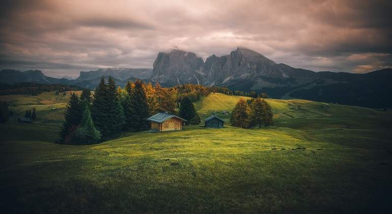 Una-casa-amarilla-sola-en-medio-de-un-gran-valle-iStock.jpg