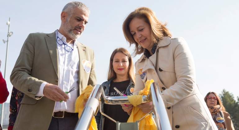 ciudadanos-quita-lazos-uab-efe.jpg