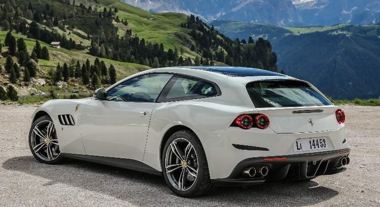 ferrari-GTC4Lusso-2016-02.jpg