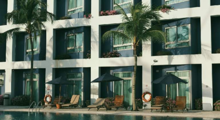 hotel-piscina-sombrilla-turismo-urbanitae.jpg