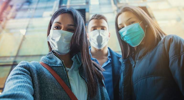 Grupo-de-amigos-con-mascarilla-iStock.jpg