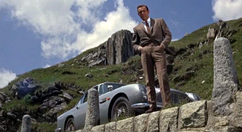 aston-martin-db5-james-bond-1964-03.jpg