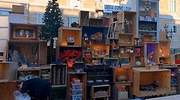 El sorprendente belén del Ayuntamiento de Barcelona: cajas con la Virgen, el Niño Jesús...y hasta polvorones