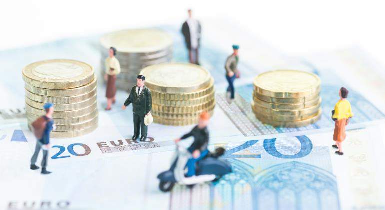 dinero-munecos-euros-770.jpg
