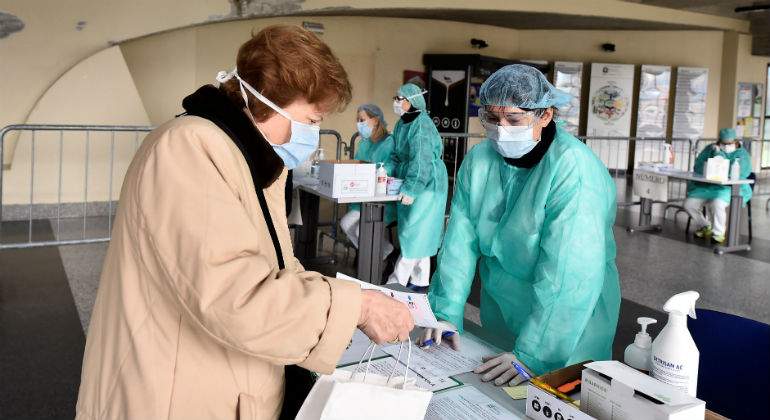 coronavirus-mascarillas-senoras-reuters.jpg