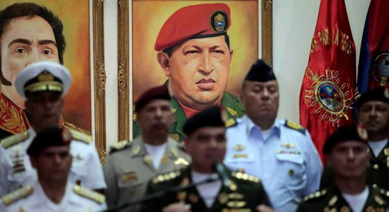Chavez-Bolivar-retratos-conferencia-Vladimir-padrino-reuters-2017.jpg
