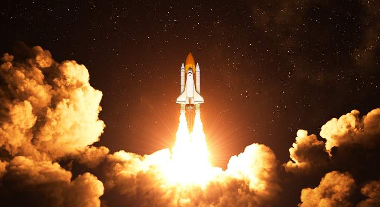Nave-espacial-volando-hacia-el-espacio-iStock.jpg
