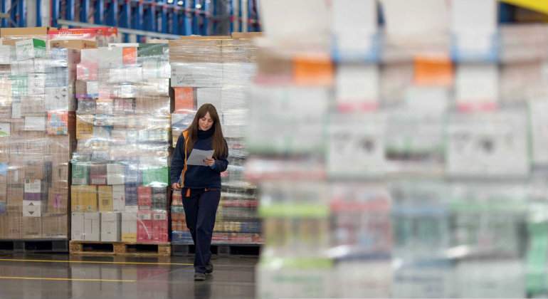 Empleada en un almacn logstico de Mercadona EE