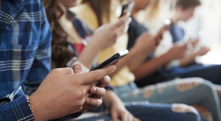 Gente-escribiendo-en-su-movil-iStock.jpg