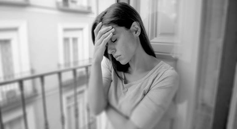 mujer-triste-bn-dreamstime.jpg