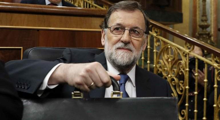 rajoy-mariano-maletin-pleno-pensiones-efe.jpg