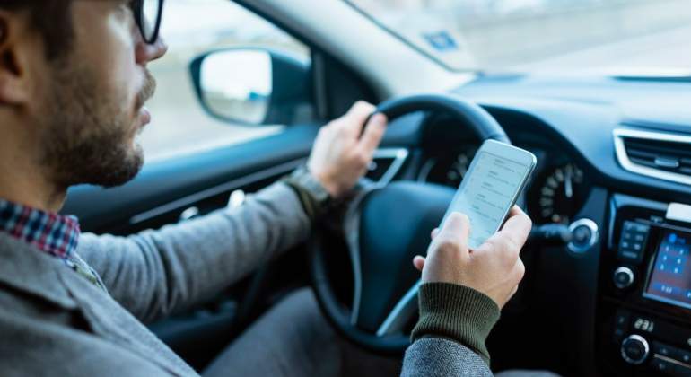 conductor-telefono-movil-coche-multa-iStock-513052558.jpg