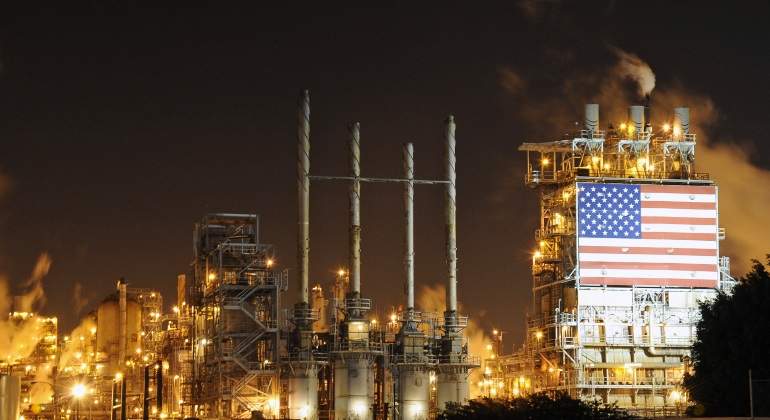 refineria-bandera-noche.jpg