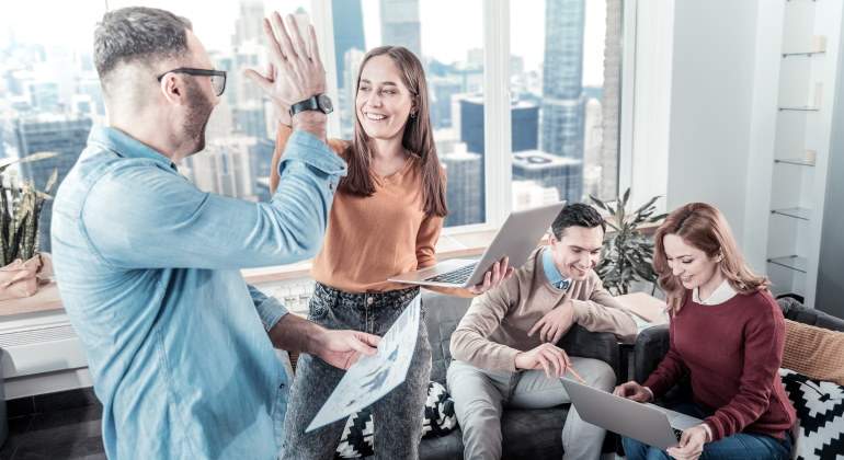 trabajadores-felices-inteligencia-emocional-dreamstime.jpg