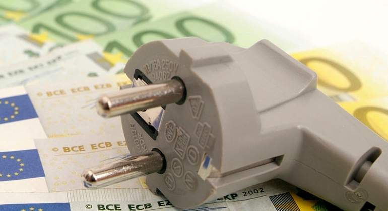 enchufe-billetes-euros-getty.jpg