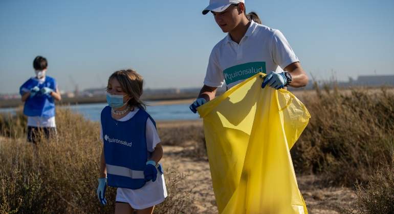 Foto-1-Quironsalud-colabora-con-la-Fundacion-Ecomar-en-la-limpieza-de-varias-playas-de-Huelva-1.jpg