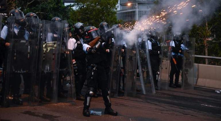 policia-protesta-manifestacion-hong-kong-ley-extradicion-12junio2019-efe-770x420.jpg