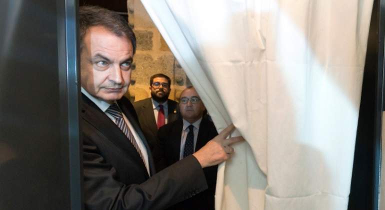 zapatero-cortina-efe.jpg