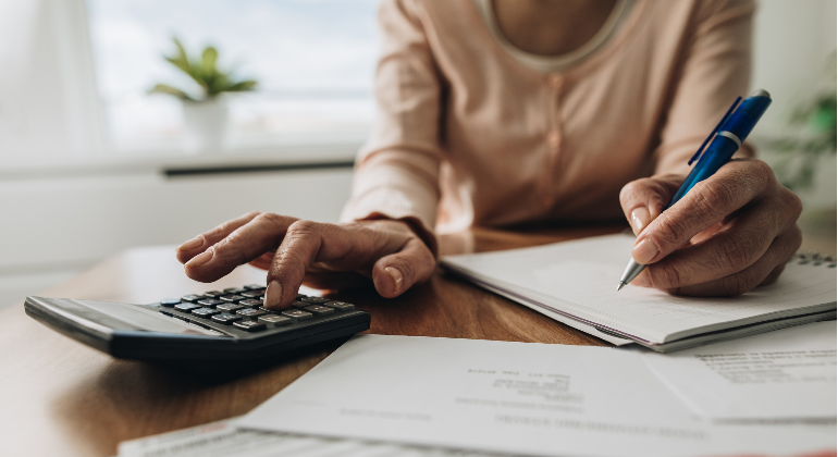 pensiones-calculadora-mano-mujer-mayor-getty-770x420.png